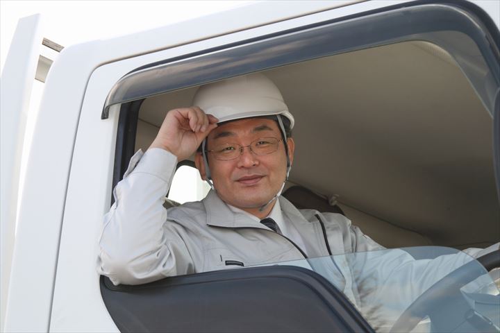 《横浜市瀬谷区》週払いOK・4ｔ車でのスーパーへの青果の配送ドライバー！（Web面接OK・高時給）