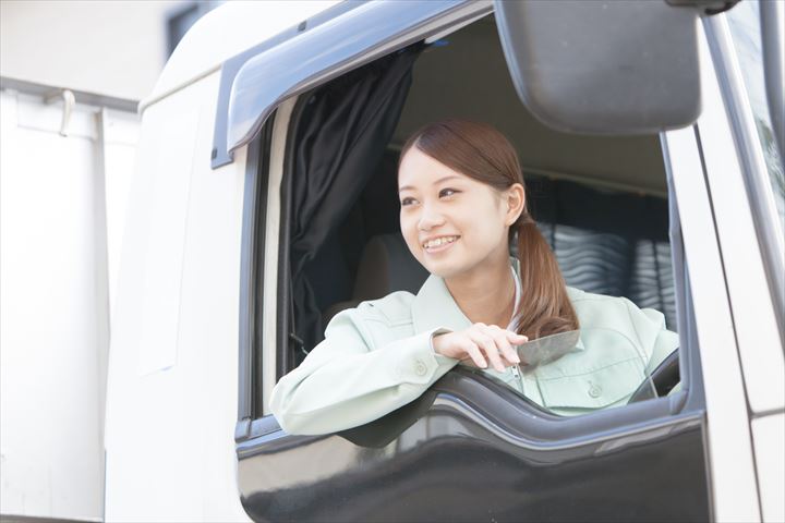 《春日井市》週払いOK・大型車でのコーヒー店で扱う商品全般のセンター間配送ドライバー！（週休2日・大型未経験OK）