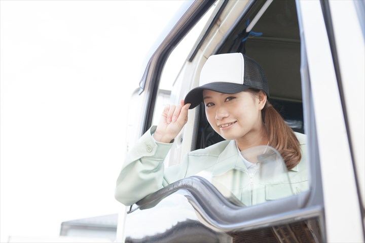 《摂津市》週払いOK・普通車～大型車の構内での車両移動ドライバー！（Web面接OK・運転中心）