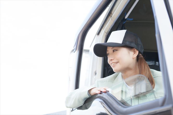 《静岡市葵区》週払いOK・4ｔ車での古紙や段ボールなどの回収ドライバー！（曜日固定休み・日勤帯）