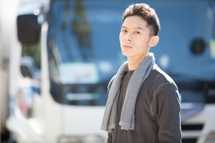 《伊勢市》週払いOK・3ｔ車でのタイヤの配送ドライバー！（高時給・固定休み）