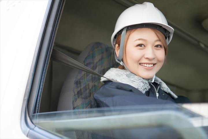 《豊田市》週払いOK・大型ウイング車での自動車部品のセンター間配送ドライバー！（高時給・土日休み）