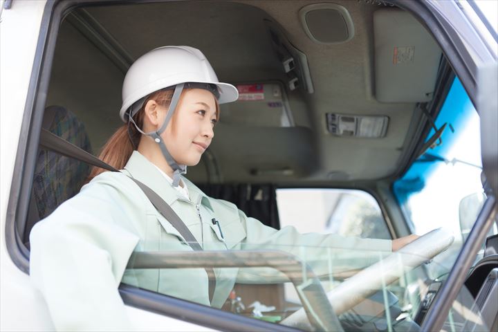 《入間郡三芳町》週払いOK・大型車でのセンター等への医薬品配送ドライバー！（Web面接OK・短時間3:00～8:00）