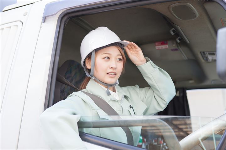 《川崎市川崎区》週払いOK・大型ウイング車での家具等のセンター間配送ドライバー！（高収入・曜日固定休み）