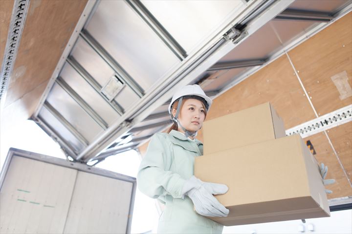 《川崎市川崎区》週払いOK・大型ウイング車での雑貨類のセンター間配送ドライバー！（Web面接OK・超高時給）