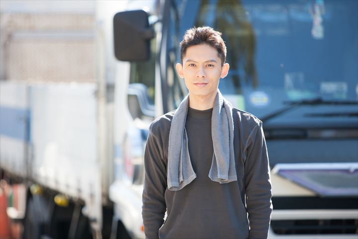 《中野区》週払いOK・2ｔ～4ｔ車での飲食店等からの廃棄物収集ドライバー！（Web面接OK・高時給）