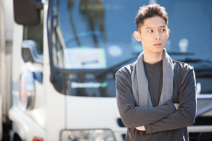 《本庄市》週払いOK・2ｔ車での建築現場などへのキッチンやタイヤの配送ドライバー！（Web面接OK・高収入）