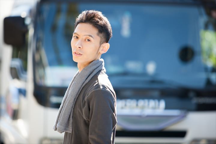 《狭山市》週払いOK・2ｔ車での企業向け一般貨物の集配ドライバー！（Web面接OK・高時給）