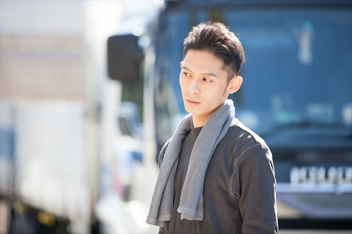 《静岡市清水区》週払いOK・4ｔ車での古紙や段ボール等の回収ドライバー！（Web面接OK・曜日固定休み）