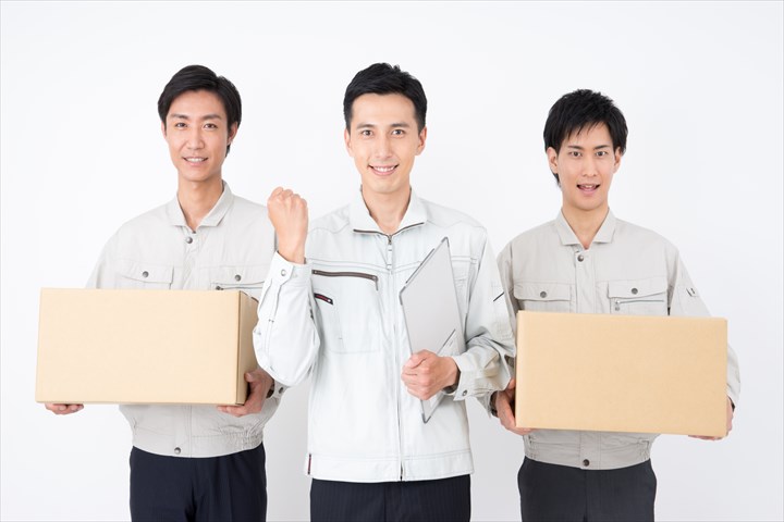 《邑楽郡大泉町》週払いOK・4ｔ車でのセンターへの自動車部品の配送ドライバー！（Web面接OK・土日休み）