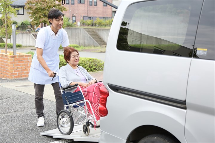 《蕨市》週払いOK・普通車での施設利用者の送迎ドライバー！（Web面接OK・週2～も相談可能）