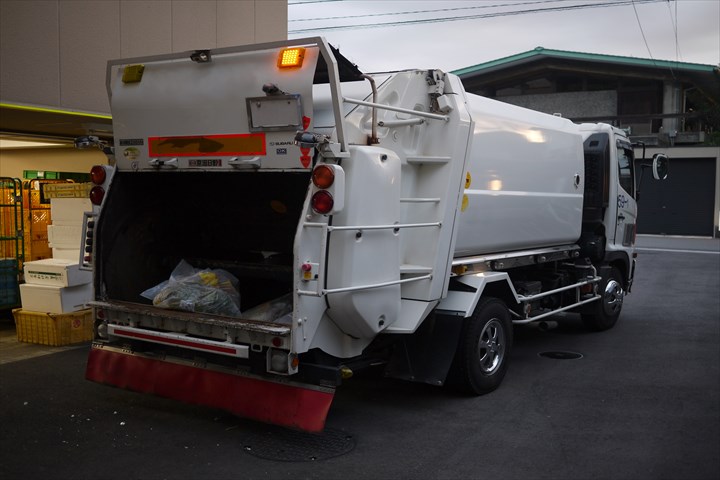 《足立区》週払いOK・3ｔ車での飲食店等からの可燃ごみの回収ドライバー！（高収入・時間外勤務ほぼ無し）