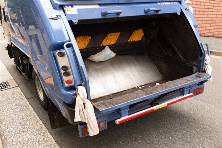 《磐田市》週払いOK・4ｔ車での古紙や段ボールなどの回収ドライバー！（曜日固定休み・日勤帯）