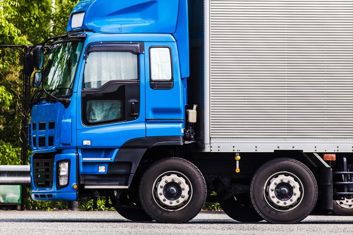 《入間市》週払いOK・2ｔ車での什器等の拠点間配送ドライバー！（Web面接OK・運転中心）