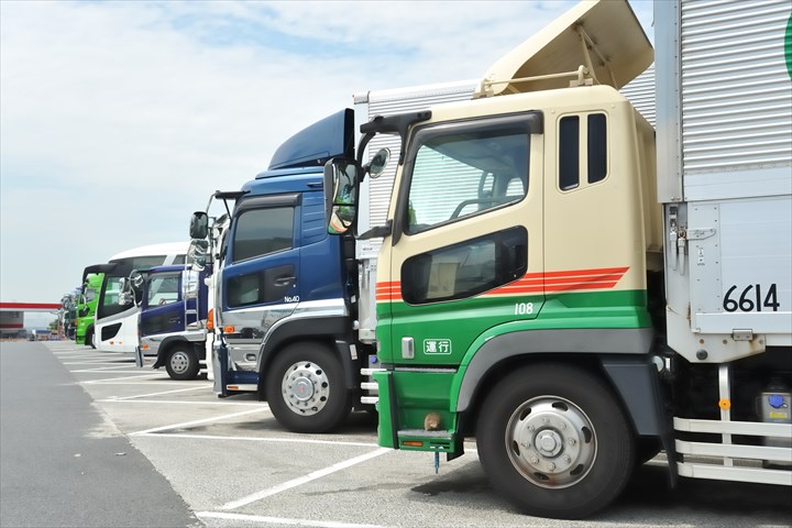 《枚方市》週払いOK・大型車でのスーパーへの2温帯食品の店舗配送ドライバー！（Web面接OK・高時給）