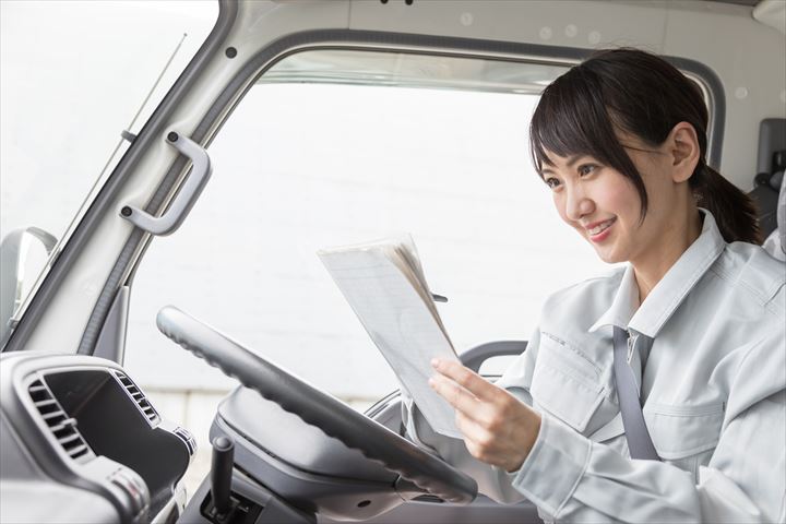 《尼崎市》週払いOK・4ｔ車でのドラッグストアへの食品や雑貨の配送ドライバー！（Web面接OK・週休2日）