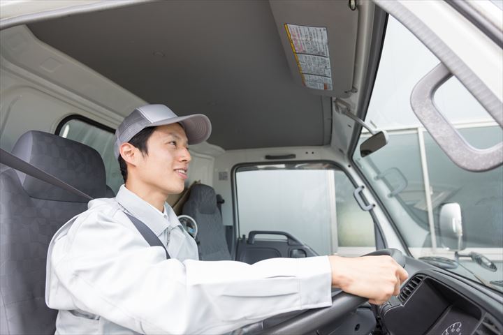 《安曇野市》週払いOK・3ｔ車でのチルドや米飯商品のコンビニ配送ドライバー！（Web面接OK・短時間21:00～3:00）