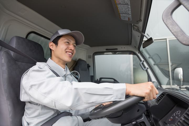 《津市》週払いOK・1.5ｔ車での食品ルート配送ドライバー！（Web面接OK・土日休み）