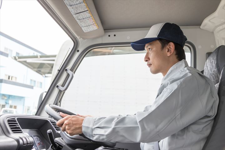 《小牧市》週払いOK・4ｔ車での食品などの店舗配送ドライバー！（Web面接OK・週休2日）