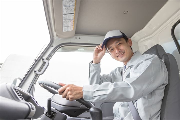 《和歌山市》週払いOK・1.5ｔ～2ｔ車でのタイヤの店舗配送業務及び入出庫ドライバー！（Web面接OK・業務延長ほぼ無し）