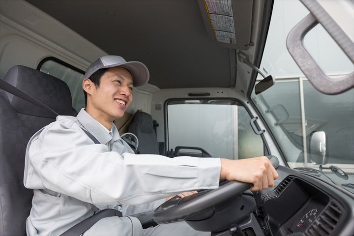 《伊勢原市》週払いOK・3ｔ車でのフローズン品のコンビニ配送ドライバー！（Web面接OK・シニアOK）