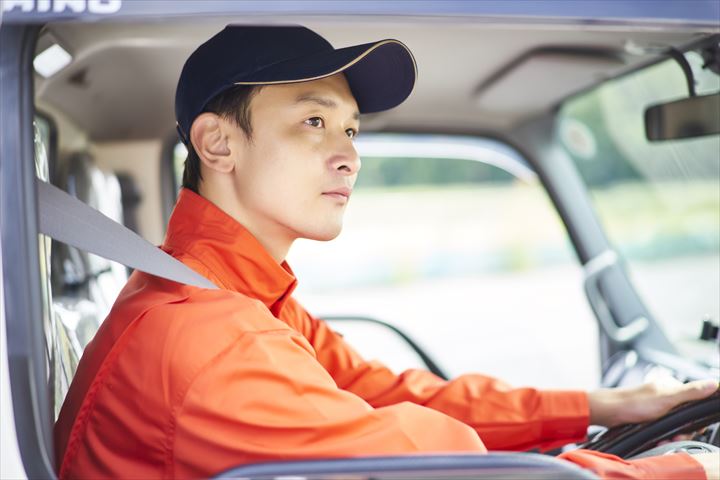 《品川区》週払いOK・4ｔ車での企業やセンターなどへの印刷物の配送ドライバー！（高収入・土日祝休み）