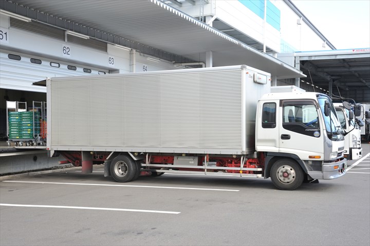 《厚木市》週払いOK・大型車でのチルド品のセンター間集配ドライバー！（Web面接OK・週休2日）