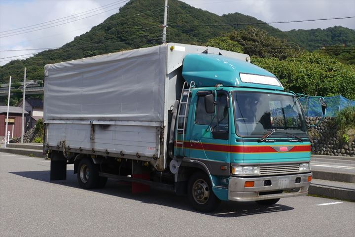 《たつの市》週払いOK・2ｔ車での問屋や取引先企業等へのペット商品などの集配ドライバー！（土日休み・日勤）