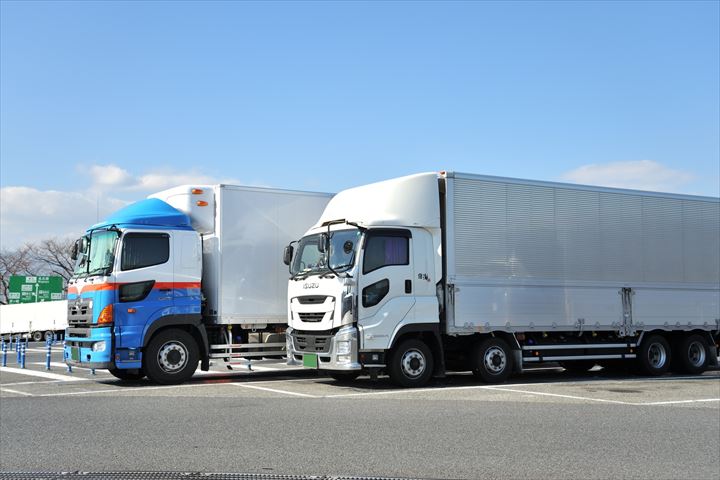 《静岡市清水区》週払いOK・大型車での飲料のセンター間配送ドライバー！（Web面接OK・高時給）