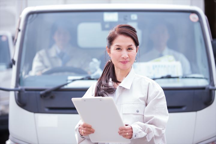 《津市》週払いOK・4ｔウイング車での常温商品の店舗配送ドライバー！（夜勤・駅チカ）