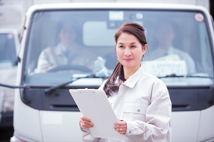 《戸田市》週払いOK・4ｔ車でのスーパーへの冷凍品配送ドライバー！（週休2日・日曜固定休み）