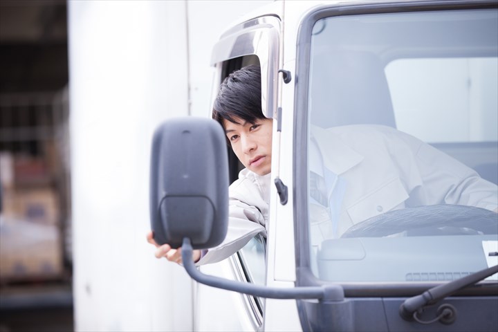 《目黒区》週払いOK・2ｔ車での工場や官公署への印刷物の配送ドライバー！（Web面接OK・超高時給）