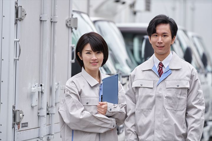 《伊勢原市》週払いOK・3ｔ車でのフローズン品のコンビニ配送ドライバー！（Web面接OK・シニアOK）