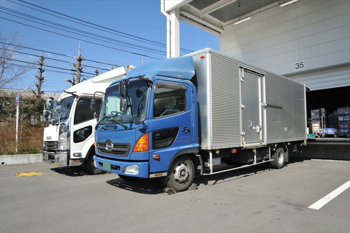 《水戸市》週払いOK・2ｔワイドロング車での冷凍・チルド品の店舗配送ドライバー！（高収入・週休2日）