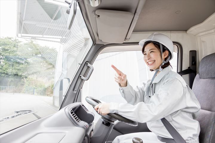 《静岡市清水区》週払いOK・大型車での化学原料の運搬ドライバー！（土日祝休み・高時給）