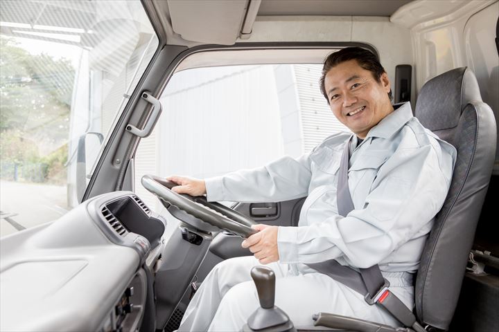 《横須賀市》週払いOK・3ｔ～4ｔ車でのコンビニなどへのチルド品や米飯商品の配送ドライバー！（Web面接OK・高収入）