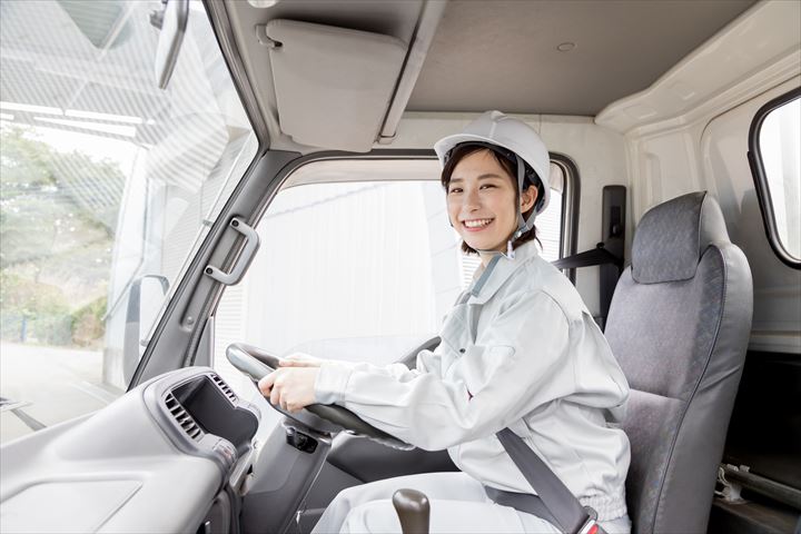 《北足立郡伊奈町》週払いOK・4ｔ車での冷凍食品の店舗配送ドライバー！（時間外勤務ほぼなし・夜勤）