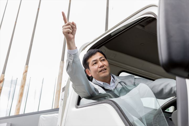 《川崎市川崎区》週払いOK・4ｔ車での一般貨物の集配ドライバー！（Web面接OK・高収入）