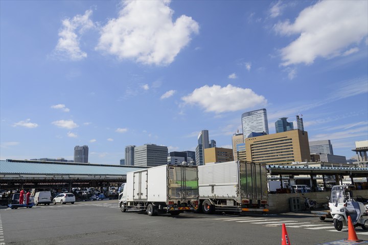 《真岡市》週払いOK・4ｔ車での麺類のセンター間配送ドライバー！（Web面接OK・高時給）