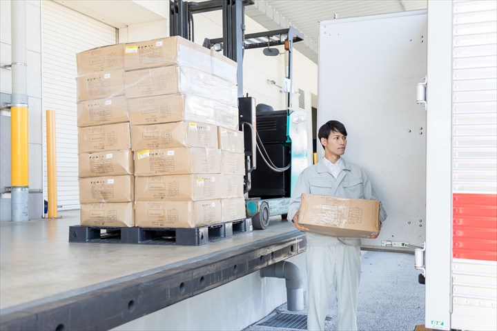 《一宮市》週払いOK・4ｔ車でのスーパーへの包装資材の配送ドライバー！（土日休み・負担少なめ）