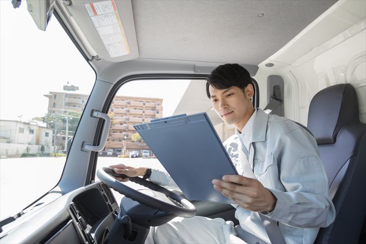 《佐波郡玉村町》週払いOK・4ｔ車での工場や店舗などへ冷凍、チルド品集配ドライバー！（Web面接OK・週休2日）