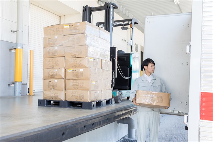 《さいたま市岩槻区》週払いOK・4ｔワイド車での発酵食品のセンター間配送ドライバー！（週休2日・高時給）