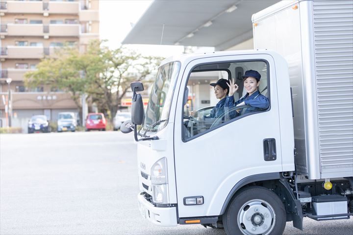 《船橋市》週払いOK・2ｔ車での食品の店舗配送ドライバー！（Web面接OK・夜勤）
