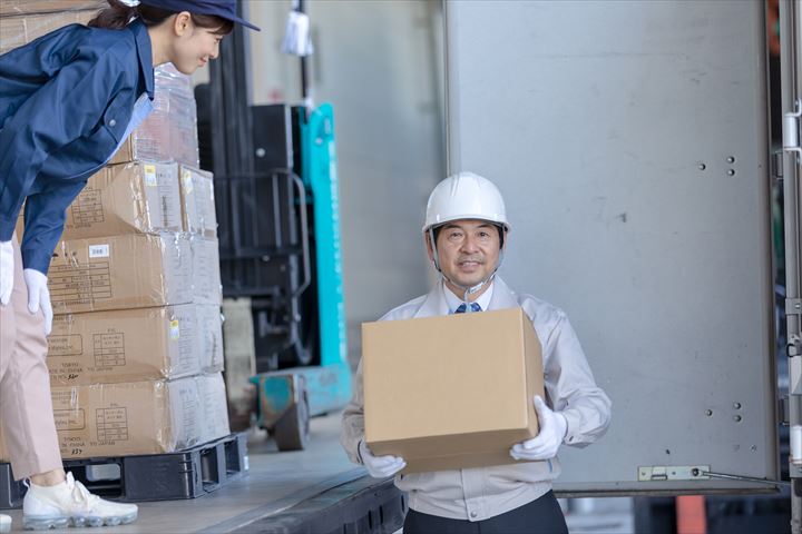 《北足立郡伊奈町》週払いOK・4ｔ車での食品のセンター間配送ドライバー！（週休2日・夜勤）