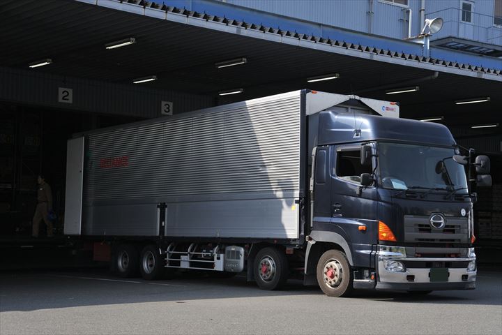 《宝塚市》週払いOK・大型車での鋼材の配送ドライバー！（土日休み・運転中心）