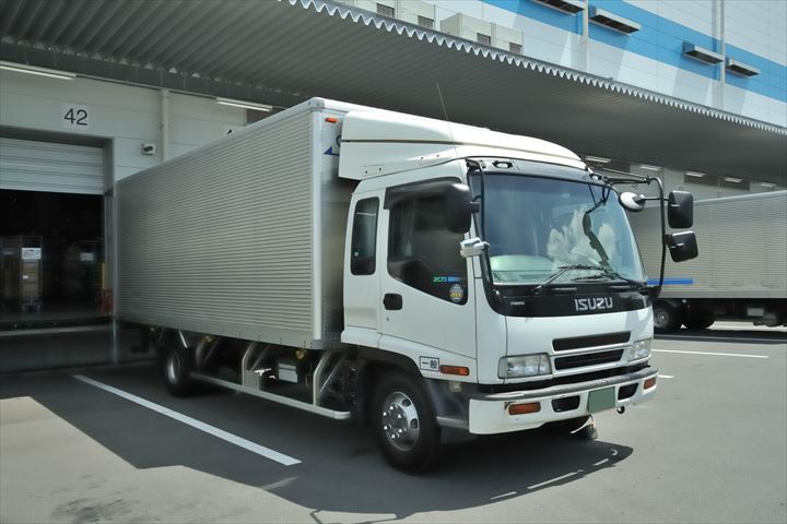 《府中市》週払いOK・2ｔ車でのデパートへのケーキやパンの配送ドライバー！（Web面接OK・シニアOK）