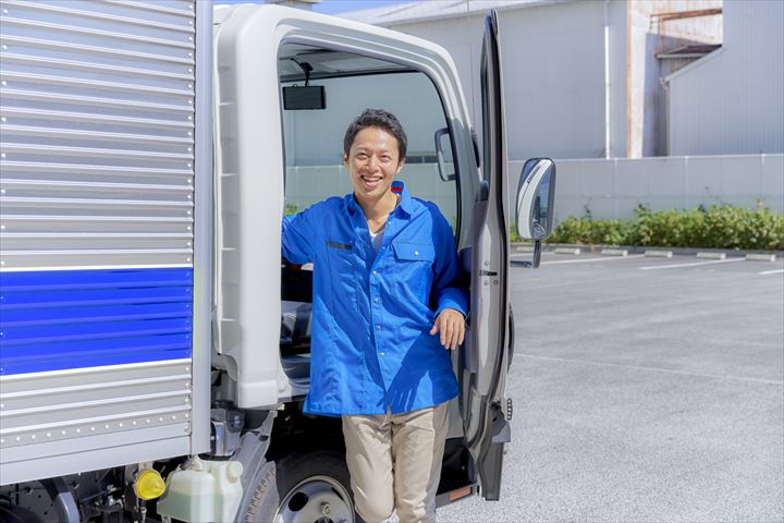 《川口市》週払いOK・4ｔ車での問屋やセンターへの医薬品の配送ドライバー！（Web面接OK・高時給）