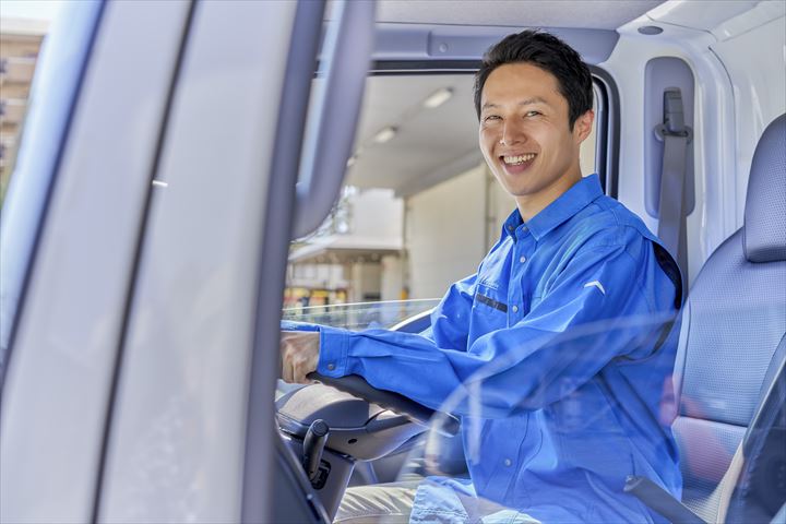 《久世郡久御山町》週払いOK・2ｔ車でのホテルや洋菓子店への冷蔵食品の配送ドライバー！（未経験OK・高収入）