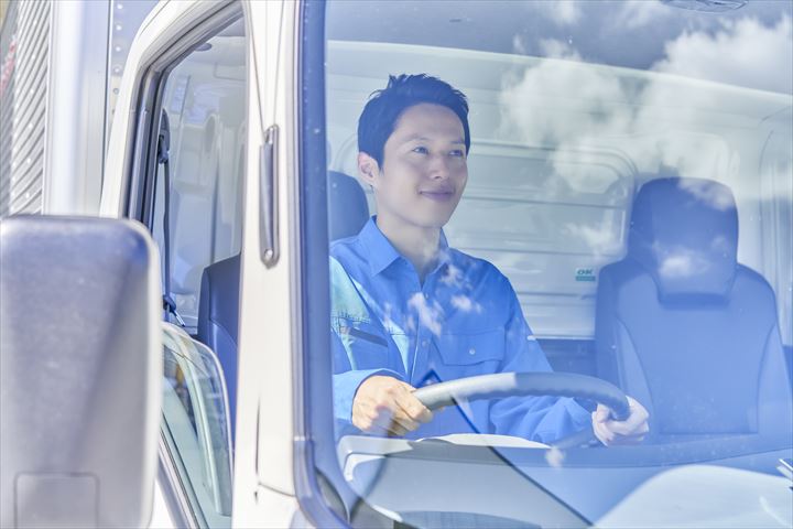 《安曇野市》週払いOK・3ｔ車での冷凍食品やアイスのコンビニ配送ドライバー！（Web面接OK・高収入）