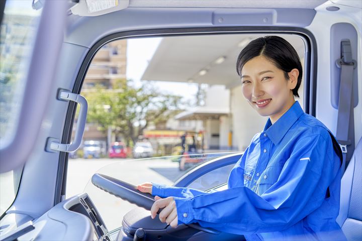 《立川市》週払いOK・4ｔ車でのスーパーへのチルドやドライ商品の配送ドライバー！（Web面接OK・高収入）